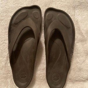 2 Pairs if CROCS thong sandals